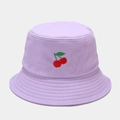 Détail de la broderie cerise sur un bob en coton violet avec coutures de bord renforcées - M (56-58cm) / Cerise Violet