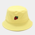 Détail d'un bob en coton jaune avec une broderie de fraise rouge éclatante - M (56-58cm) / Fraise Jaune