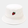Détail d'un bob en coton blanc avec broderie de fraise rouge et bord cousu avec précision - M (56-58cm) / Fraise Blanc