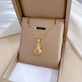Nahaufnahme von Gold-Geldbeutel-Anhänger mit Kristallen auf weißer Seide in einer Geschenkbox - Gold Geldbeutel Stil (G123)