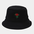 Dettaglio del ricamo di una rosa rossa su un cappello a secchiello in cotone nero - M (56-58cm) / Manico Rosa Nera Sfumatura Rosa