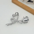 Silberne Haarklammer aus Metall mit detaillierter Rose und herzförmigem Scharnierdesign - Silberne Rose