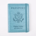 Primer plano de funda de pasaporte en cuero PU azul claro con logo grabado y elástico - Personalizado / Azul lago