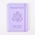 Detalle de funda para pasaporte lavanda con emblema grabado y cierre de banda elástica - Personalizado / Lila