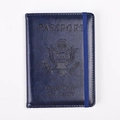 Detalle de funda de pasaporte azul oscuro en cuero PU con sello grabado y elástico - Personalizado / Azul marino