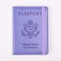 Detalle de funda de pasaporte en cuero púrpura con banda elástica y logo de Estados Unidos - Personalizado / Púrpura