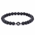 Primer plano de pulsera de piedra de lava de 6mm con cuenta letra N y detalles plateados - Letra Q