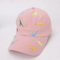 Detail van kleurrijke dinosaurusborduring op een roze katoenen honkbalpet voor kinderen - Kinderen 2-6 Jaar (48-52CM Verstelbaar) / Roze