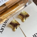 Pendientes cuadrados dorados irregulares con superficie texturizada y aguja de plata 925 - Pin de plata 925 / Dorado