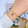 Bracciale in acciaio al titanio con pendente romano e cristalli mostrato sul polso - Oro