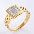 Goldener mehrschichtiger Hohlring mit quadratischen Mikro-Pave-Steinen auf dem Band - US 6 / Gold