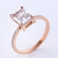 Eleganter Ring in Roségold mit großem rechteckigem Edelstein und Akzentdiamanten - US 6 / Roségold