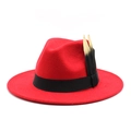 Détail d'un chapeau Fedora en laine rouge avec ruban noir et plume décorative - M (56-58cm) / Rouge