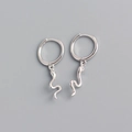 Dettaglio di orecchini a serpente in argento S925 con piccoli zirconi su sfondo grigio - Argento 925 / Oro Bianco