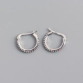 Detailopname van S925 sterling zilveren oorringen bezet met levendige kleurrijke edelstenen - Witgoud (Gekleurde Zirconia)
