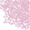 Détail de confettis roses en forme de flocons et de ronds sur un fond blanc épuré - Rose Rond Et Rose Flocon De Neige