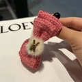 Dettaglio del fermaglio in tweed rosa con pon pon bianco e ciondolo a coniglio - Rosa