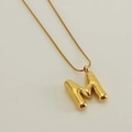 Pendente lettera M dorata 3D su una sottile catena a serpente in acciaio inossidabile - Lettera M Oro (Con Catena)