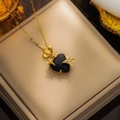 Dettaglio del ciondolo a cuore nero con accenti di stelle dorate su catena d'oro - Nero(8808)