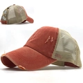 Détail de casquette camouflage orange usée avec filet respirant et bande croisée pour queue de cheval - Réglable / Orange