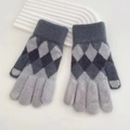 Dettaglio di guanti in maglia a rombi grigi con punte touch e polsini a costine - Taglia unica / Grigio