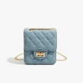 Gros plan du sac en cuir PU bleu matelassé avec chaîne dorée et fermoir pivotant - Bleu clair