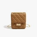 Détail d'un sac bandoulière marron matelassé avec chaîne dorée et fermoir carré - Abricot