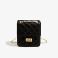 Détail d'un sac bandoulière en similicuir matelassé noir avec chaîne dorée et fermoir - Noir