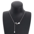 Collar tulipán plateado con nácar y perla colgante sobre un busto de joyas negro - Color Acero