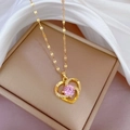 Detail einer Goldhalskette mit Herzanhänger, rosa Edelstein und kleinen Diamantakzenten - Rosa Herz-Stil (E504)