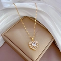 Detail eines vergoldeten Herzanhängers mit funkelnden Zirkonia und Mikroeinlegetechnik - Gold (J236)