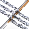 Dettaglio della catena per occhiali in acrilico marmorizzato grigio e bianco su sfondo - N. 13 (Marmo Inchiostro Grigio e Bianco)