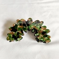 Détail d'une pince à cheveux élégante avec motif écaille et bords ondulés - Série Vert Armée (Brun-Vert-Noir Écaille)