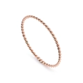 Elegante anillo de cuerda trenzada en oro rosa con diseño minimalista sobre fondo blanco - Anillo Trenzado Oro Rosa Talla 3