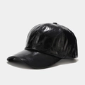 Détail de la casquette de baseball en similicuir noir brillant montrant la finition miroir - Noir (Style Plissé)