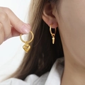 Französische minimalistische vergoldete Herz-Creolen an Model präsentiert - Goldener hohler Herzstil (F088-Goldene Ohrringe)