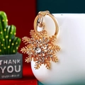 Macro-opname van gouden sneeuwvlok sleutelhanger met fonkelende kristallen - A285 Kerst Sneeuwvlok Goud Witte Strass