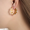Orecchini a cerchio placcati oro lucido con perle bianche indossati da una donna - F1228 Orecchini a cerchio con perle / Oro