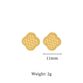 Detailweergave van gouden klaver oorknopjes met kralenrand, maat 11mm en gewicht 2g - Goud (N118)