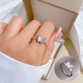 Minimalistische vlinderring van titaniumstaal met glittervleugels op een juwelendoosje - US 8 / Zilver