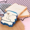 Primer plano del molde para sándwich con forma de coche sobre tabla de madera y pan blanco - Coche - Azul