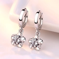 Pendientes de aro con diseño de flor en plata y circonitas brillantes para mujer - Blanco