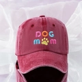 Gros plan sur la broderie DOG MOM et l'empreinte de patte sur la casquette rouge délavée - Taille unique / Bordeaux