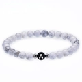 6mm Weißtürkis Perlenarmband mit schwarzem Buchstaben A Anhänger und elastischem Band - Buchstabe A Armband