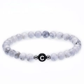 6mm weißes Türkis-Armband mit schwarzem Buchstaben C und silbernen Trennelementen - Buchstabe C Armband