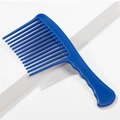 Professionele blauwe kam met brede tanden en ergonomische handgreep op witte achtergrond - Donkerblauw