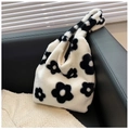 Gros plan sur la texture pelucheuse et le motif floral noir et blanc du sac à main - Petit / Blanc