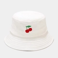 Dettaglio di un cappello da pescatore in cotone bianco con ricamo di ciliegia rossa - Bianco Ciliegia