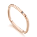 Anello quadrato minimalista in oro rosa con piccolo diamante incastonato su sfondo bianco - US 6 / Oro rosa