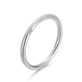 Anillo minimalista de acero inoxidable plateado con acabado pulido en fondo blanco - Color Acero / US 6